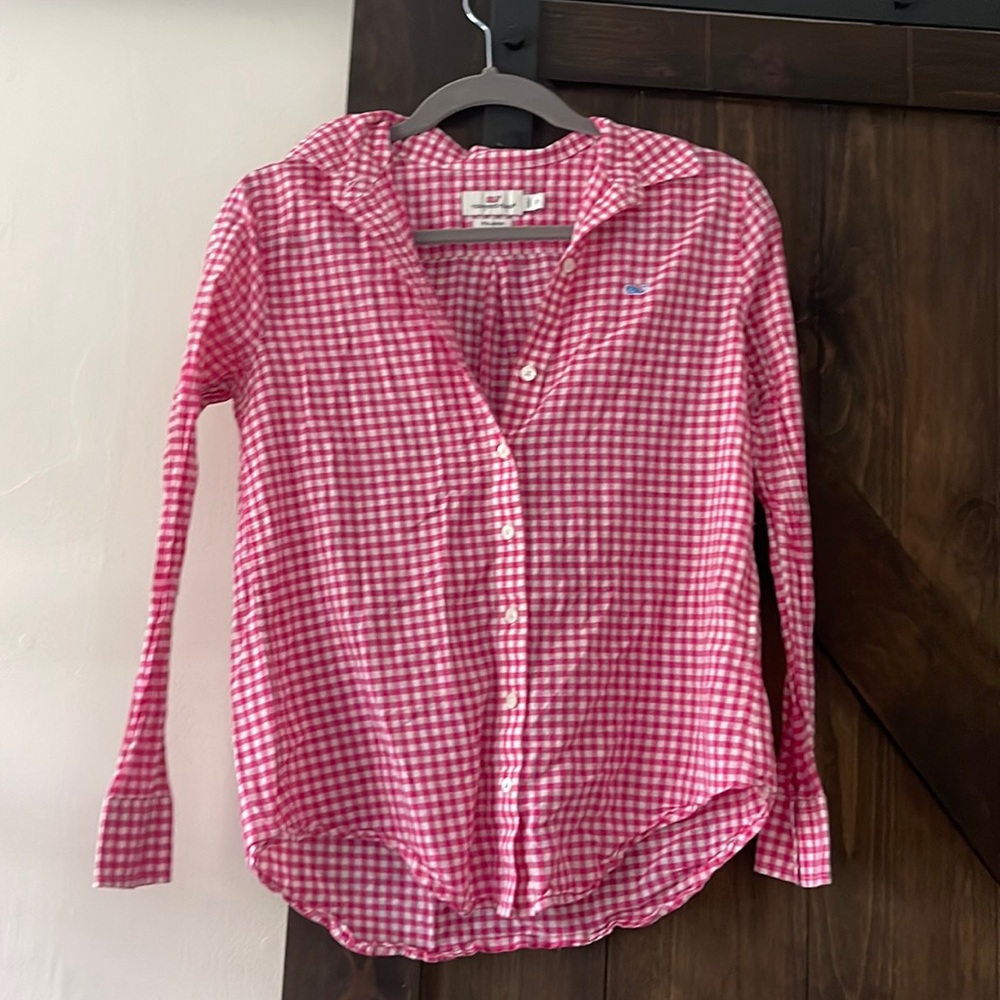 A white and pink vineyard vines lightweight checkered flannel